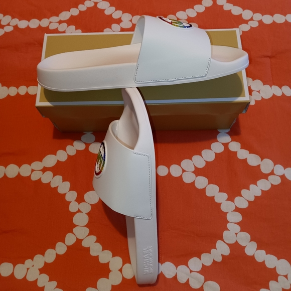 Michael Kors Gilmore Slides - Picture 10 of 14